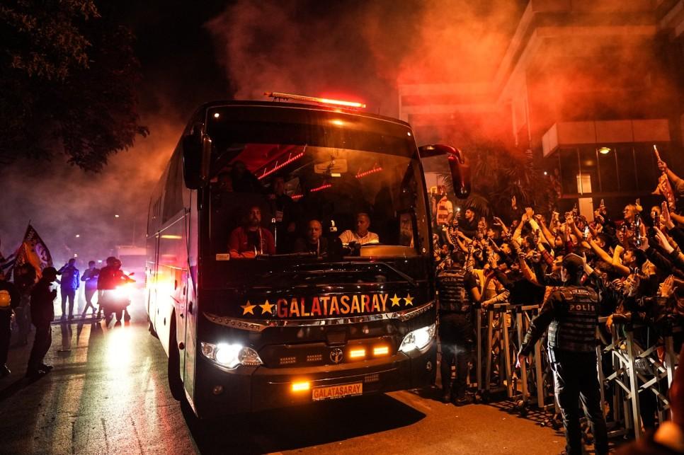 Galatasaraylı taraftarlar, Florya'da takımı karşıladı